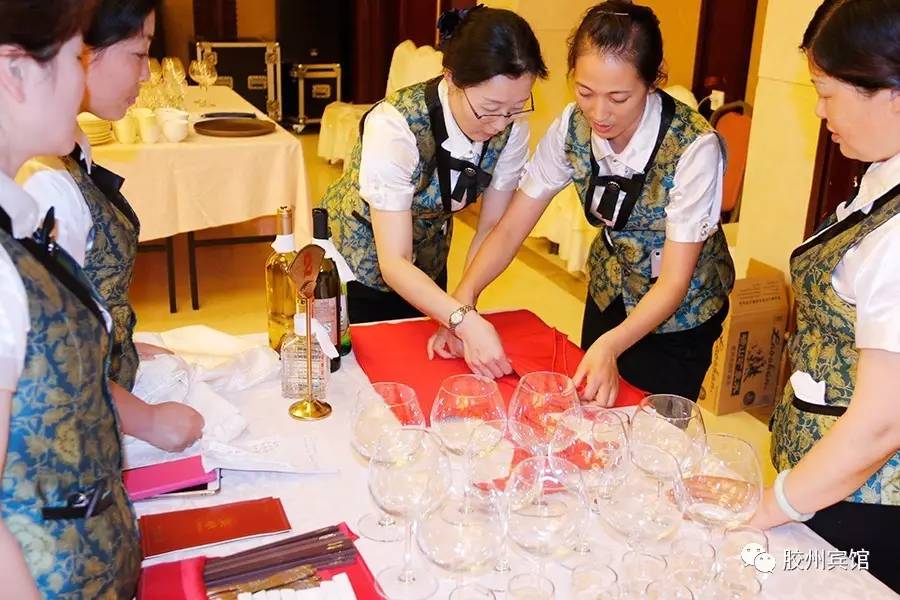 膠州賓館餐飲服務部 以互聯(lián)網(wǎng)銷售為導向的多項服務案例學習培訓